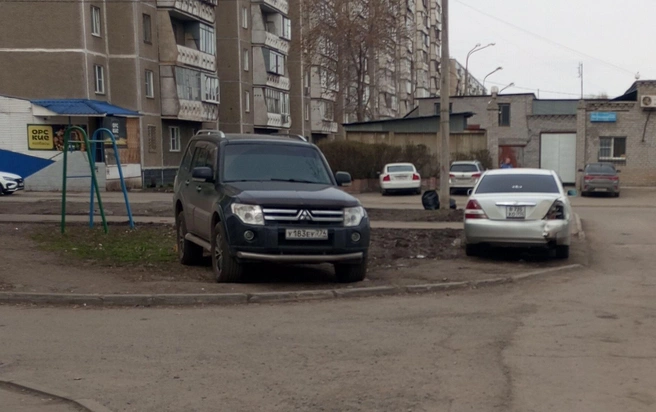 Улица Пограничная, 25. Газон превратили в замызганную автопарковку | Источник: читатель 74.RU