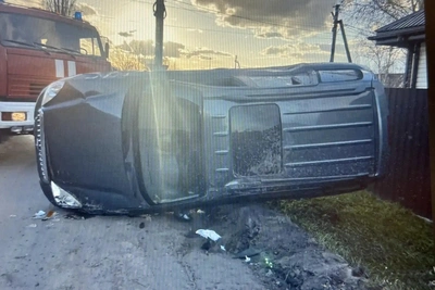 Иномарка опрокинулась в Воронежской области, водитель госпитализирован