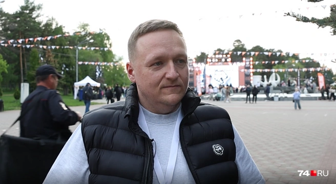 С Дмитрием Пановым мы встретились в парке Гагарина перед матчем «Трактора» | Источник: Михаил Шилкин