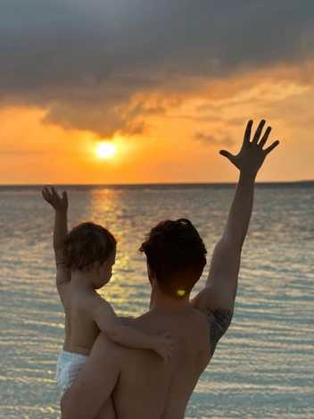 Милош наслаждается отцовством