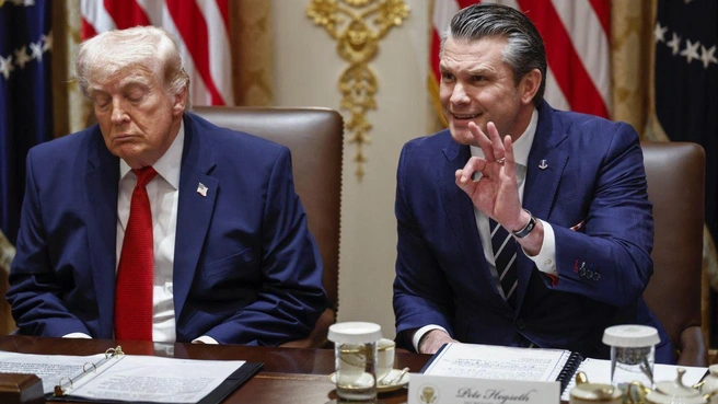 Трамп, казалось, закрыл глаза на несколько секунд, пока Хегсет обсуждал войну в Иране. | Источник: MEGA