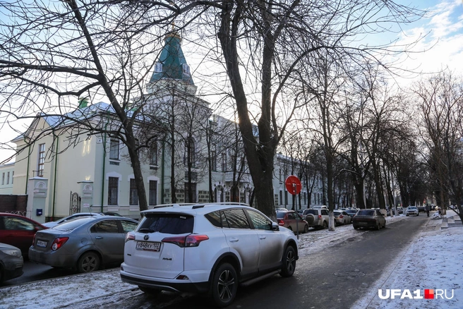 Пробка на одной из центральных улиц растянулась на несколько сотен метров