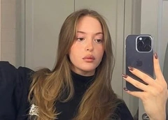 Будто не рожала: 22-летняя внучка Никиты Михалкова хвалится фигурой спустя три недели после рождения сына