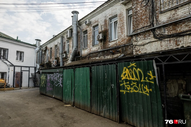 С обратной стороны это дом № 5 выглядит совсем иначе | Источник: Александр Куренной / 76.RU