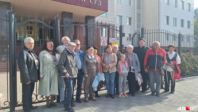 Поддержать экс-депутата гордумы собрались и жители города | Источник: Александр Лисихин / 45.RU 