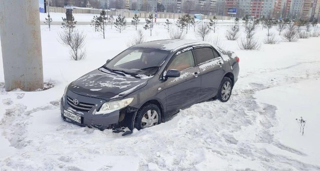 Одна из машин вылетела в кювет  | Источник: «Омская полиция» / t.me