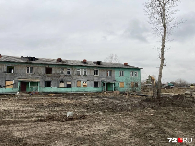 Двухэтажный дом расселен, но двери открыты | Источник: Артур Галиев / 72.RU