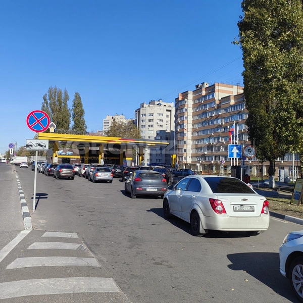 Поэтому здесь до сих пор можно увидеть очереди из десятков машин | Источник: Андрей Пашинский / Voronezh1.ru