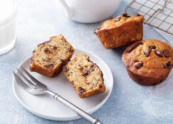 Банановые кексы с шоколадной крошкой: самый быстрый десерт, который можно приготовить с детьми