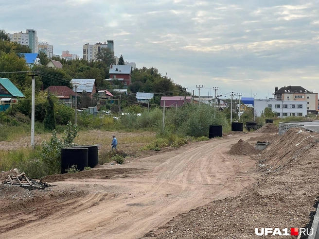 Горы песка пока лежат вдоль дороги | Источник: Андрей Бирюков / UFA1.RU