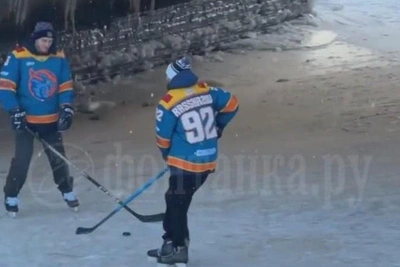 Shanghai Dragons hockey players train on Fontanka