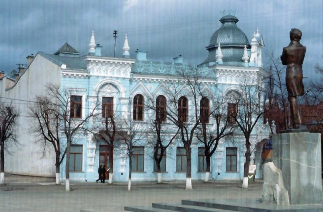Пушкин в 2006 году еще «смотрел» на музей Коваленко. Сейчас памятник стоит у библиотеки, его переставили в связи со строительством крайсуда | Источник: Издатель И. Платонов, фотосъемка: И. Платонов