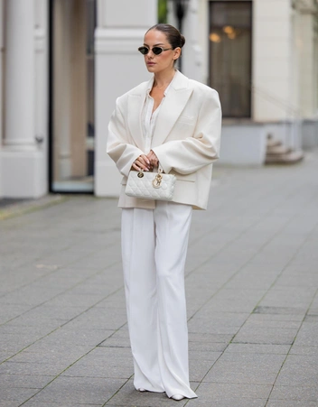 Почему моду так резко качнуло от тихой роскоши к глэм-шику