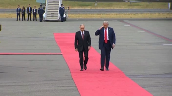 После небольшого диалога Путин и Трамп вместе пошли по ковровой дорожке к своим автомобилям