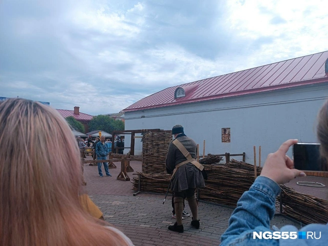 Желающих пострелять из лука было много | Источник: Мария Носенко / NGS55.RU 