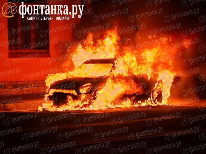 Автомобиль окутало пламя на Васильевском острове в Петербурге. Огонь съел стекла и фары | Источник: читатель «Фонтанки»
