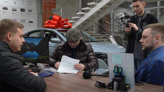 «Директора» салона Максима заставили отвечать на неудобные вопросы, но он вел себя невозмутимо | Источник: Yardrey