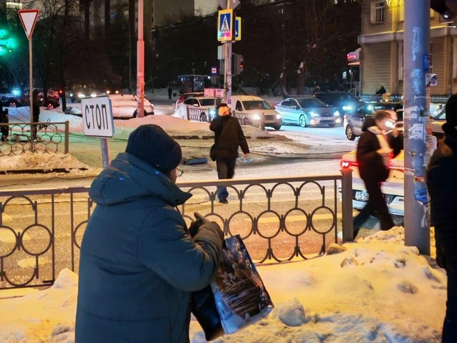 Электропровода с поврежденного столба сейчас находятся на проезжей части | Источник: читатель E1.RU