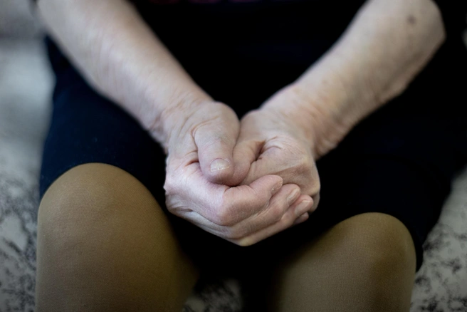 Из квартиры на севере Петербурга врачи увезли пенсионерку с переломанными ребрами | Источник: Наталья Лапцевич / 74.RU