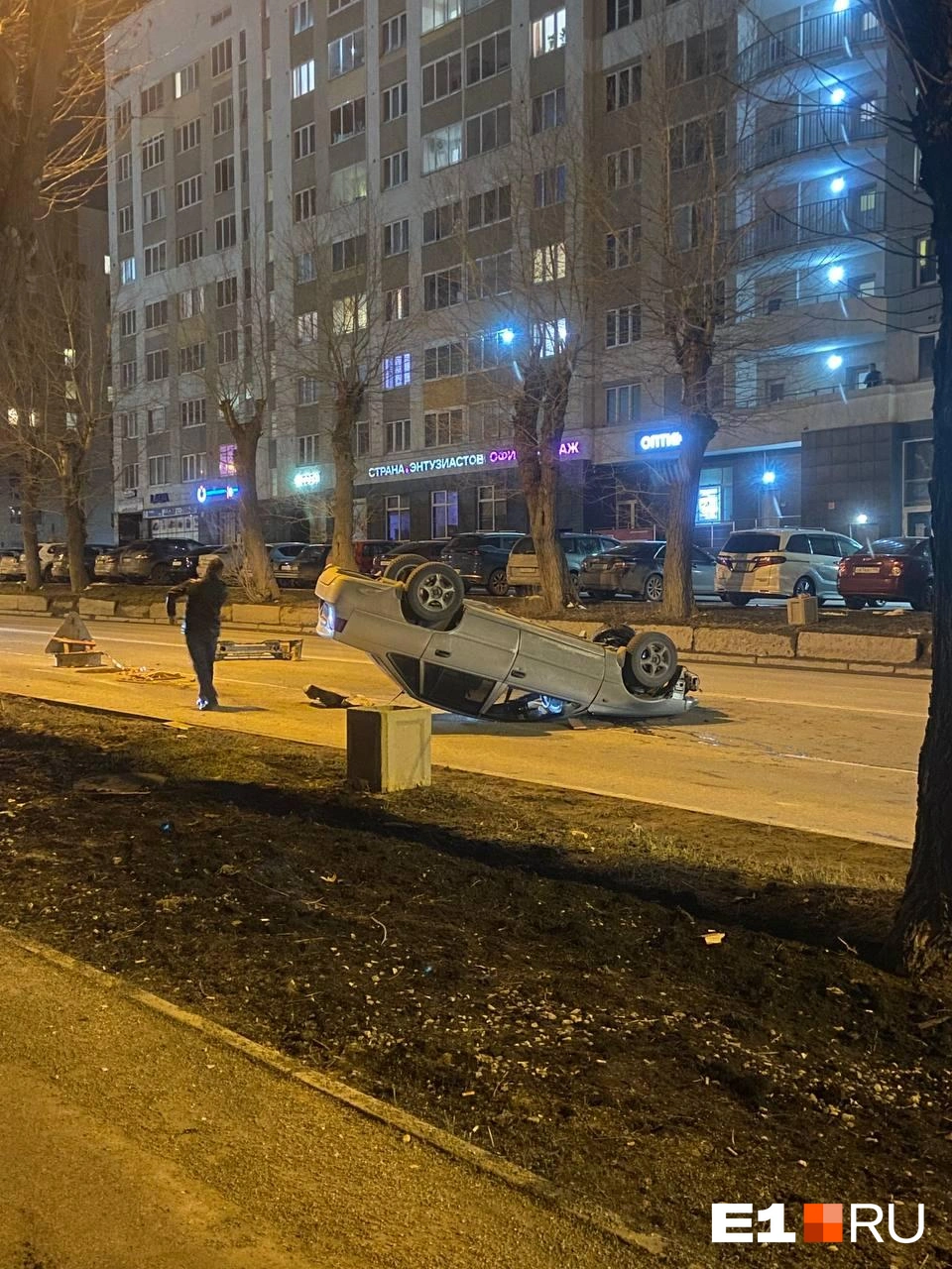 На место приезжали медики и автоинспекторы | Источник: читатель E1.RU