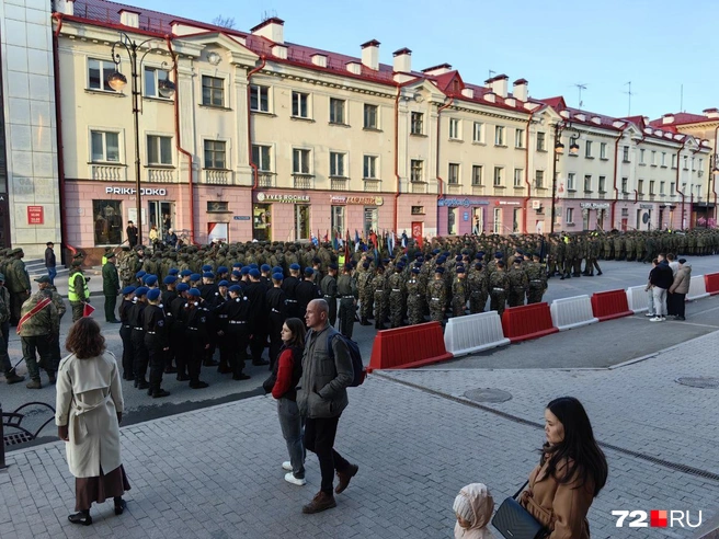 Улицу Республики, временно ставшую пешеходной, оградили блоками: так надо | Источник: Юлия Мальцева / 72.RU 