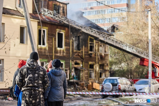 При пожаре погибли четыре человека, ещё семеро пострадали | Источник: Александр Ощепков / NGS.RU