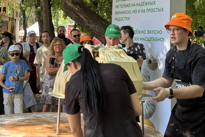 Толпа с интересом следила за всеми этапами готовки | Источник: КПК «ГоСотделение»