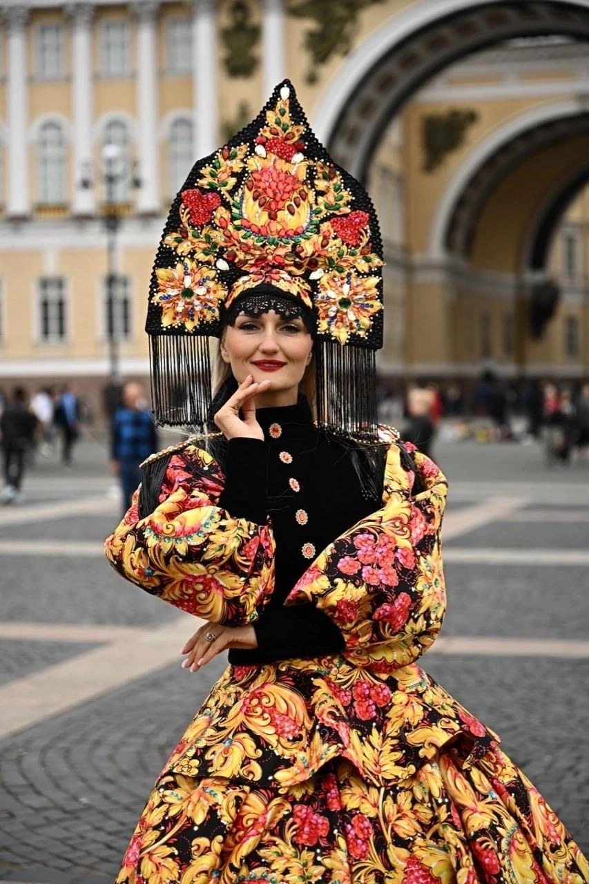 Анна в роскошном платье под гжель | Источник: предоставлено Анной Катышевой