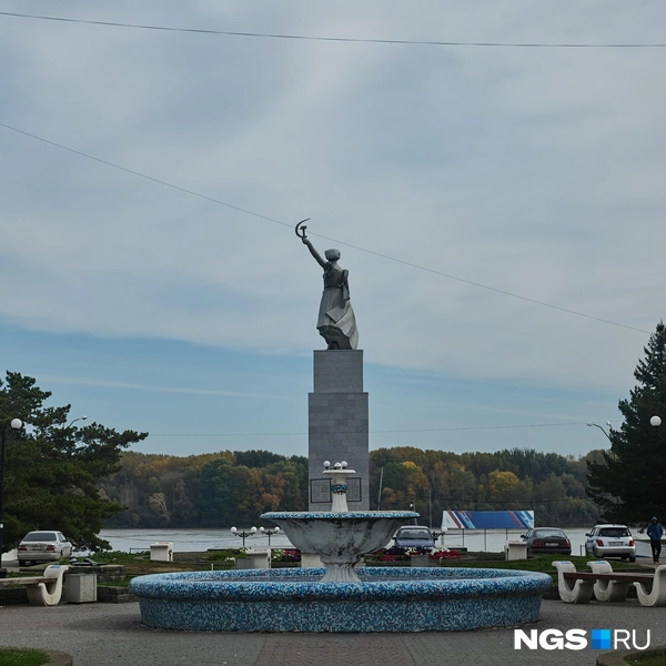 Девушка на набережной Камня-на-Оби отвернулась не просто так: она встречает теплоходы | Источник: Александр Ощепков / NGS.ru