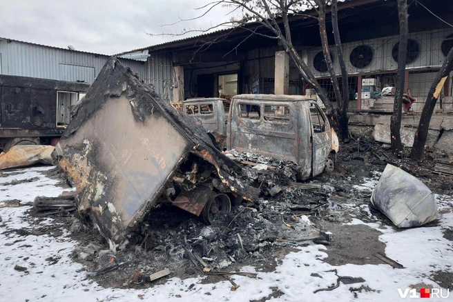 Огонь чудом не перекинулся на стоящие поблизости здания | Источник: Алексей Волхонский / V1.RU