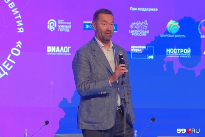 Предприниматель Андрей Кузяев выступает на форуме | Источник: Тимофей Калмаков / 59.RU 