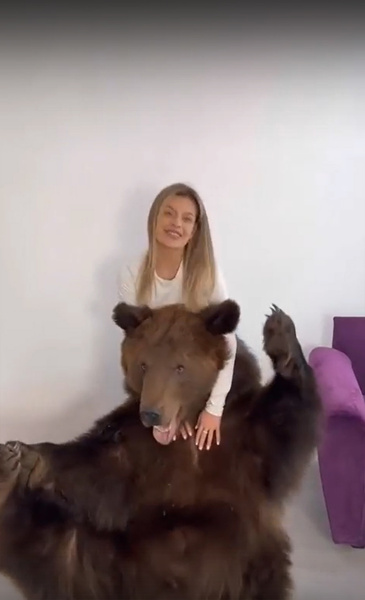 Мама-блогер привела медведя в квартиру для годовалого сына