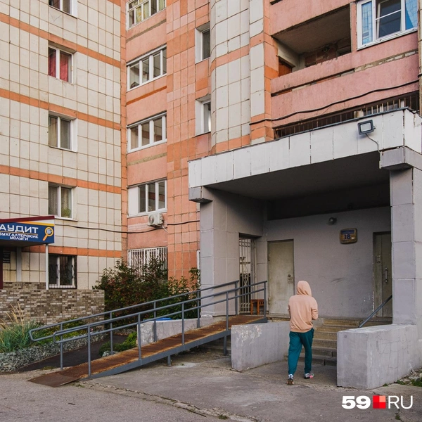 Во дворе у подъезда | Источник: Тимофей Калмаков / 59.RU