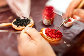 Икринки сделаны из пенопласта, они становятся твердыми, когда подсохнут | Источник: Мария Ленц / NGS24.RU