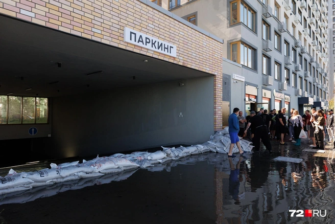 В паркинге на территории ЖК «Корней» оказались затоплены 54 автомобиля | Источник: Ирина Шарова / 72.RU
