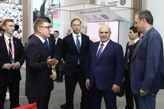 Мишустин прилетел в Екатеринбург днем во вторник и прошелся по стендам «Иннопрома» | Источник: пресс-служба губернатора Челябинской области
