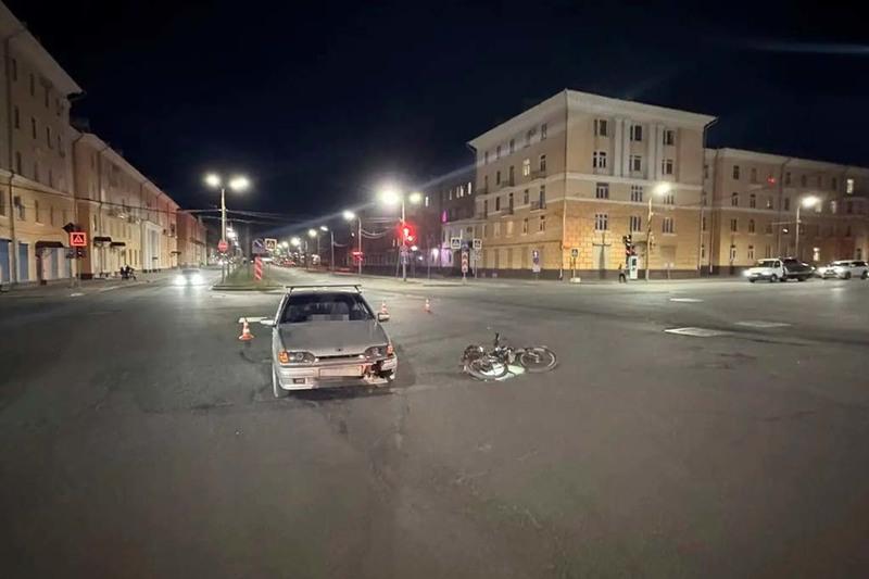 В Череповце затонированный ВАЗ сбил велосипедиста