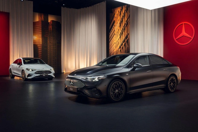 Mercedes-Benz CLA примерил лавры «бэби-бенца»&nbsp;— самой компактной и доступной модели марки. А-класс отправлен на покой. Плохая новость для петролхедов&nbsp;— CLA больше нельзя купить в чисто бензиновой модификации. На выбор только электромобили с батареями 58-85 кВт*ч, либо «параллельные» гибриды, которые получили 1,5-литровый ДВС семейства FAME, разработанный совместно с китайской Geely. Чайнофобы, крепитесь, но собирают новый «мерсовский» мотор тоже в Китае | Источник: Mercedes-Benz AG 