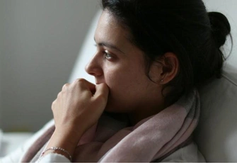 «Переживаю, что на СВО муж будет тайком общаться с бывшей. Как избавиться от этих неадекватных мыслей?»