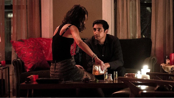 Главный герой Насир Хан и девушка, с чьим трупом он проснется утром | Источник: Кадр из сериала «Однажды ночью»