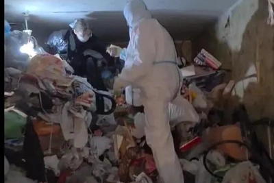 Живую женщину обнаружили в квартире с мусором в Петербурге