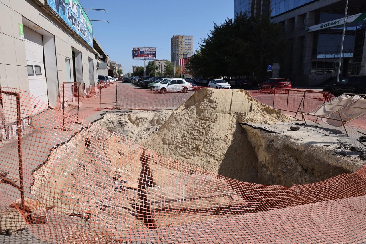 «Посмотрим, что будет зимой»: в центре Волгограда в очередной раз перекопали улицу Коммунистическую