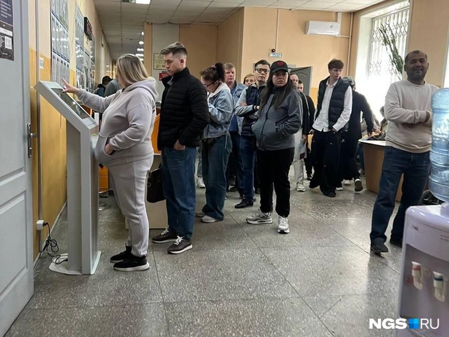 Очереди в этом отделе по вопросам миграции — постоянная проблема | Источник: Настасья Медведева / NGS.RU