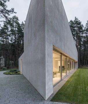 Бетонная геометрия среди деревьев: треугольный дом в Вильнюсе