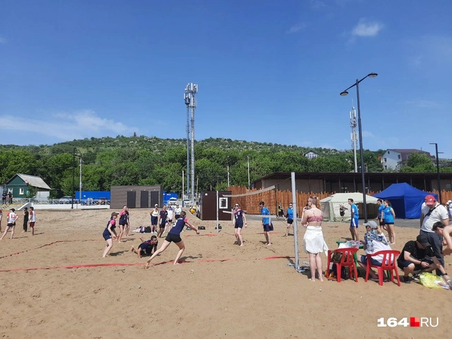 Пляж без волейбола — не пляж | Источник: Сергей Гендин / 164.RU