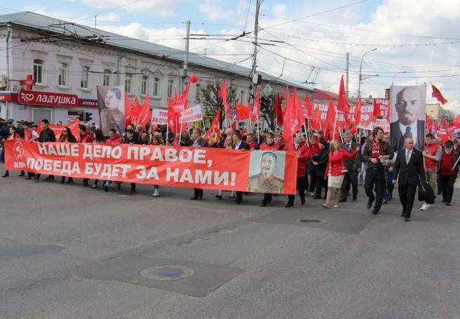 На Первомай коммунисты потребовали хороших дорог | ya62.ru
