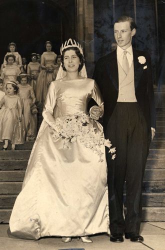 Анна Абель Смит и Дэвид Лидделл-ГрейнджерАнна Абель Смит – внучка принцессы Алисы Олбани и принца Александра Текского и, таким образом, дальняя кузина самой Елизаветы II – также удостоилась королевской свадьбы в Виндзорском замке, в часовне Св. Георгия. Женихом девушки стал Дэвид Лидделл-Грейнджер, чьи предки владели титулом графа Линдси. Церемония прошла 14 декабря 1957 года. Присутствовал весь свет британской аристократии, сама Королева, а также телевизионщики, которым было разрешено снять репортаж.