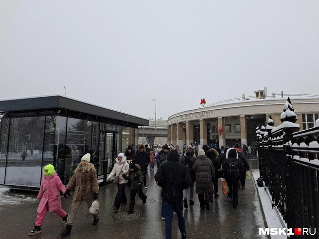 Толпы людей заметны еще у станции метро ВДНХ | Источник: Татьяна Спиридонова / MSK1.RU