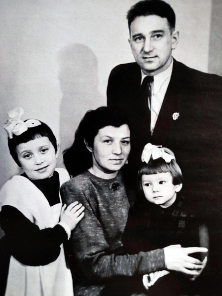 Когда Анатолий Владимирович стал тренером сборной, он начал баловать домашних заграничными обновками, правда, сам в магазин никогда не ходил — просил хоккеистов купить жене — «белое, Гальке — голубое, а Таньке — красное»