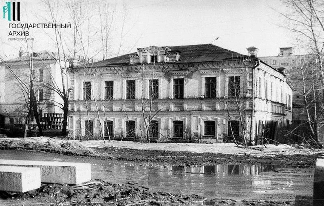 В середине 1980-х на углу улиц Окулова и Решетникова можно было увидеть такое здание, построенное еще до революции 1917 года | Источник: Госархив Пермского края